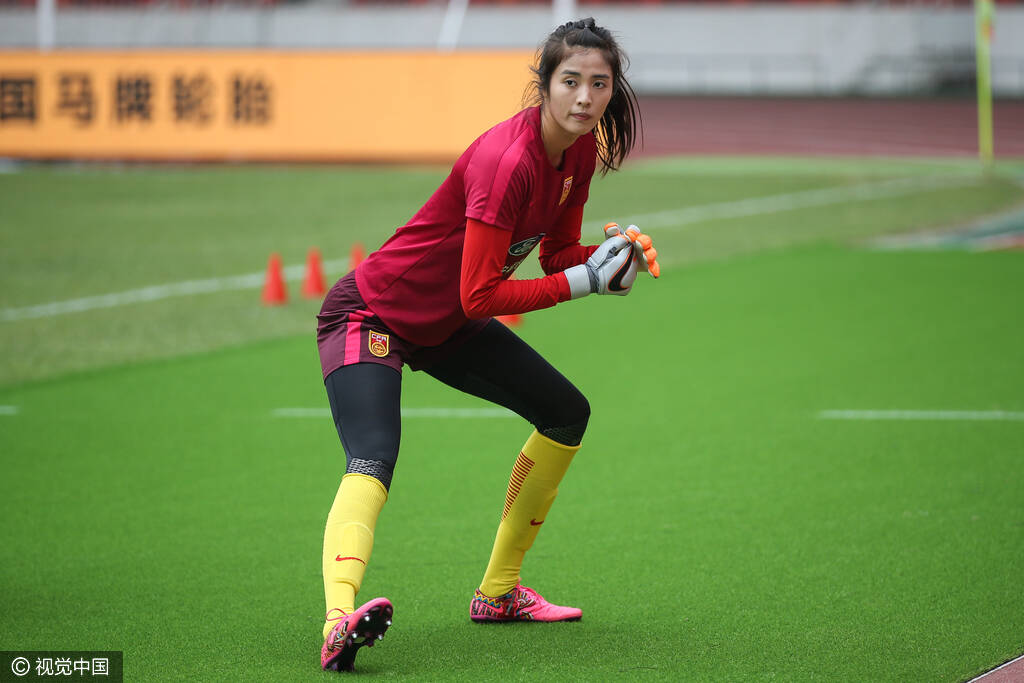 女足训练备战 赵丽娜水瓶托腮萌萌哒_手机凤凰网