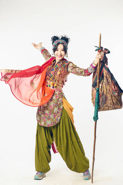 好一个女悟净!柳岩穿印度男装舞刀弄枪英气十足