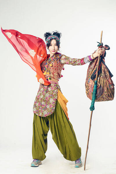 好一个女悟净!柳岩穿印度男装舞刀弄枪英气十足