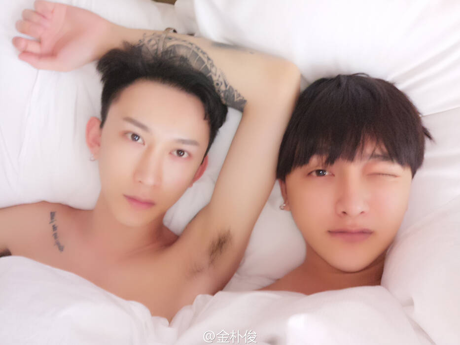 男男恋三年!金朴俊情人节晒与男友滚床单照