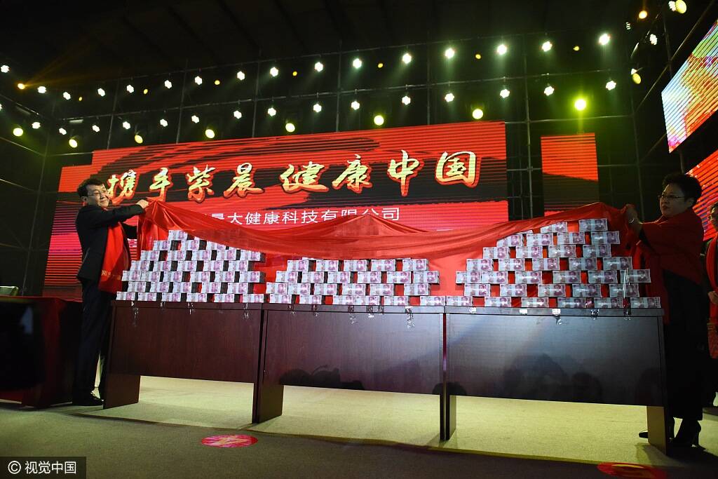 山西:土豪百元大钞堆成山