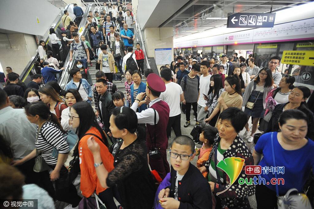 武汉地铁假期人潮拥挤 小孩垃圾桶上小便