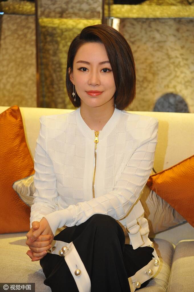 潘晓婷出席颁奖活动 颜值逆天