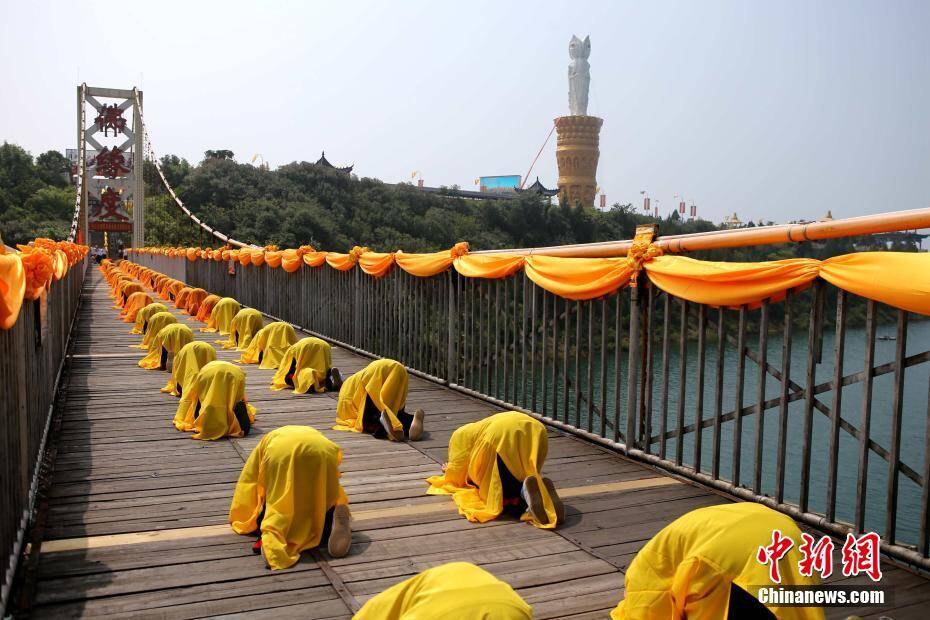 河南千名僧众跪满百米跨江桥朝拜观音像