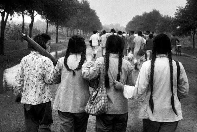 布列松镜头下的1950年代中国生活_手机凤凰网