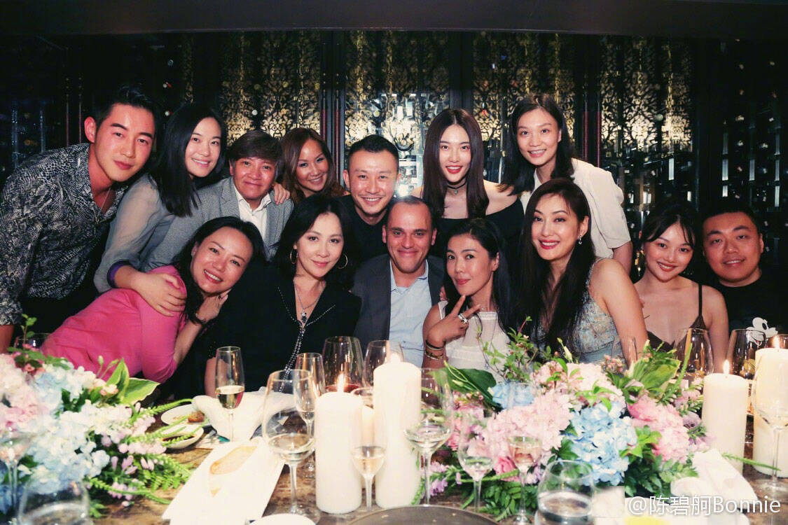 豆瓣女神晚晚现身私人晚宴 与刘嘉玲同框气质不输_手机凤凰网