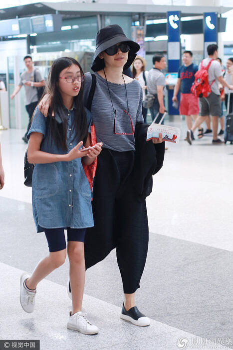 徐帆素颜现身 女儿大长腿抢镜