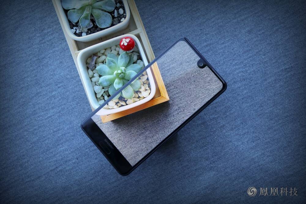 全球首款异形全面屏手机 夏普s2抢先看