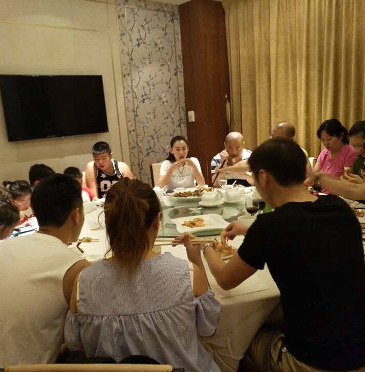 张柏芝携全家聚餐 俩儿子专心玩手机