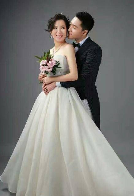 1/8 乒乓球大满贯得主李晓霞8月22日宣布领证结婚,与老公翟一鸣的婚纱