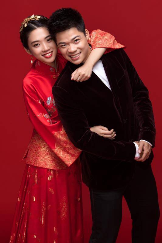 苏炳添婚纱照曝光 娇妻肤白貌美身材好