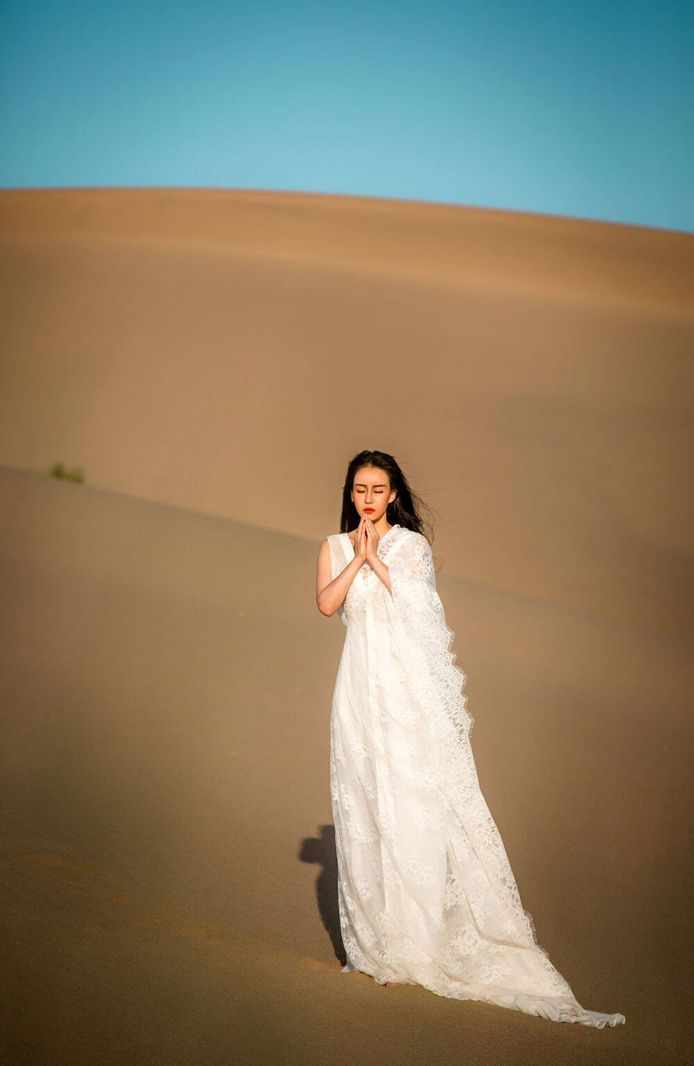 1/8 日前,网曝一组"瑜伽教母"母其弥雅沙漠写真,长裙遮挡不住的美腿