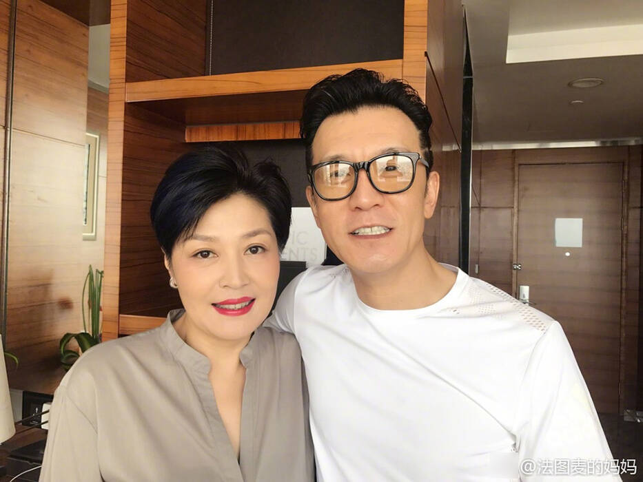 李咏女儿晒父母恩爱照 哈文凝视丈夫好温馨
