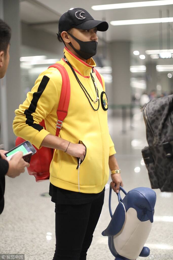 黄子韬童心未泯!"企鹅包"实力抢镜