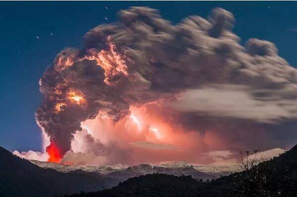 巴厘岛阿贡火山爆发 熔岩四起火光冲天