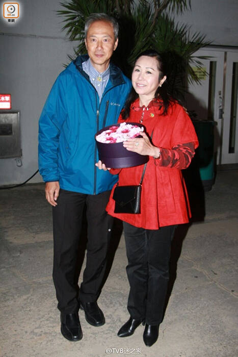 黄昏恋也浪漫 62岁陈荣峻向57岁女友当众求婚