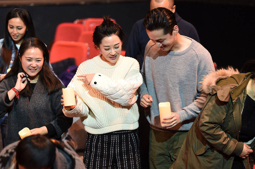 48岁许晴同框胡歌 捂嘴甜笑似少女