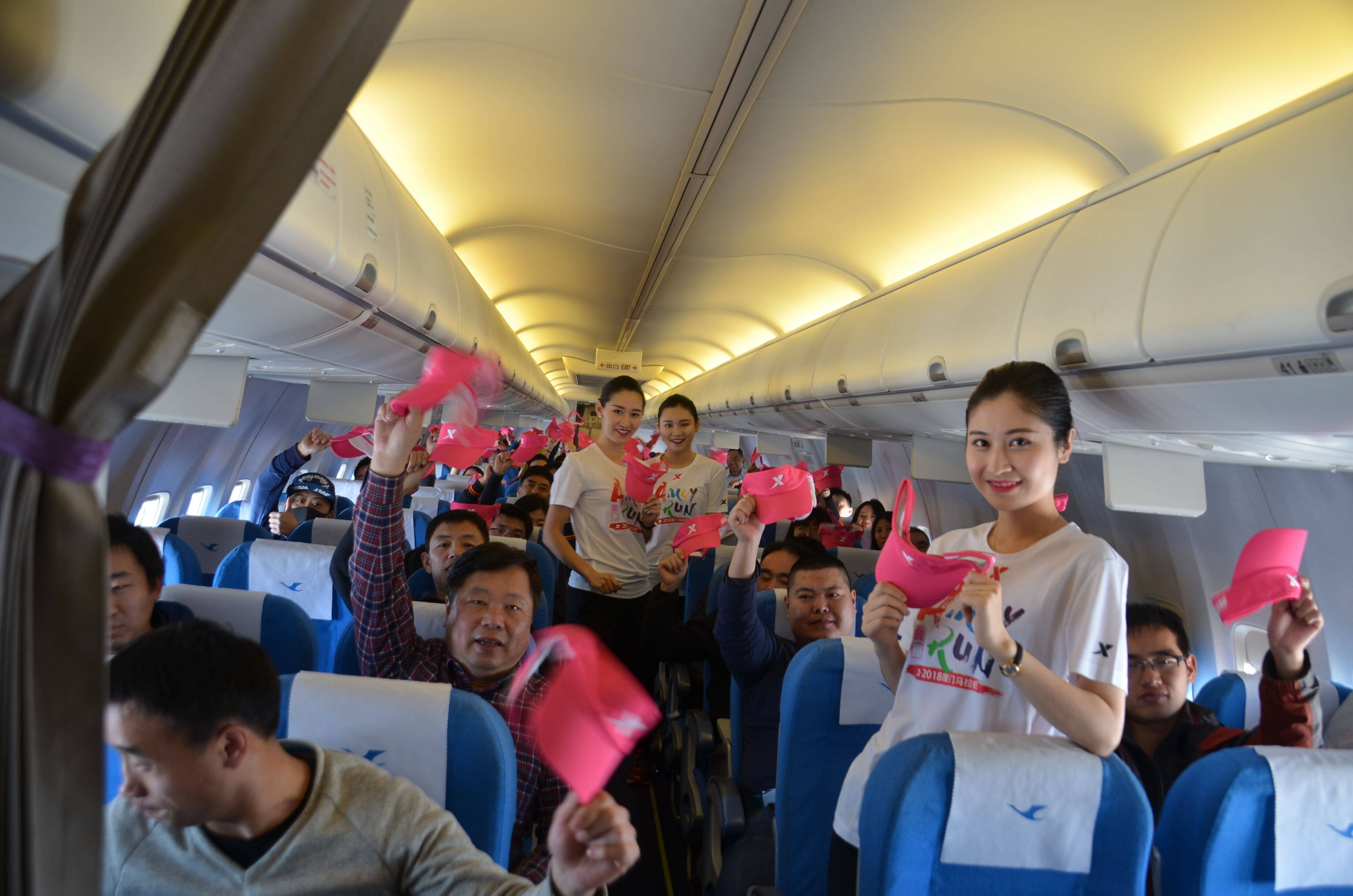 2018厦马专属航班 美女空姐火热助力