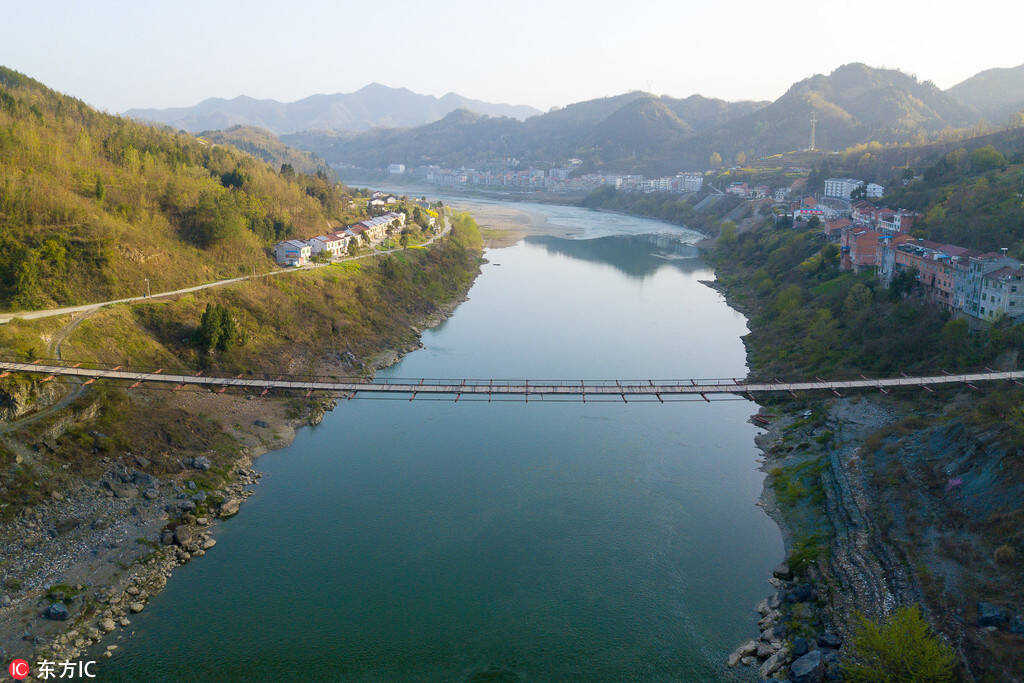 1/8 2018年3月22日,陕西省安康市汉江喜河水电站附近,有一条铁索桥