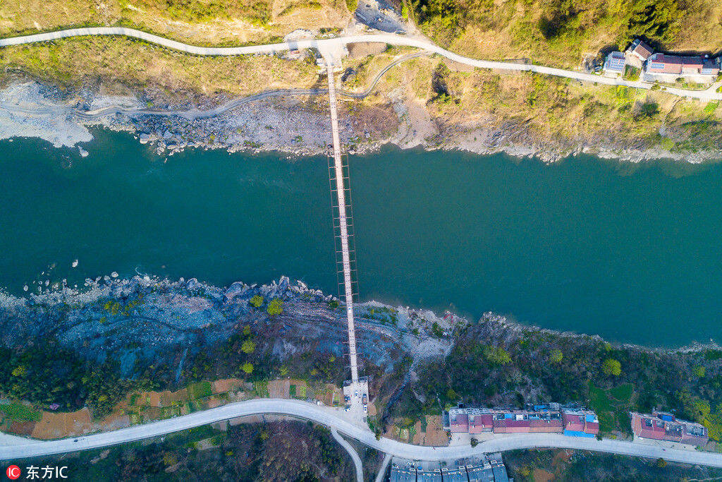 1/8 2018年3月22日,陕西省安康市汉江喜河水电站附近,有一条铁索桥