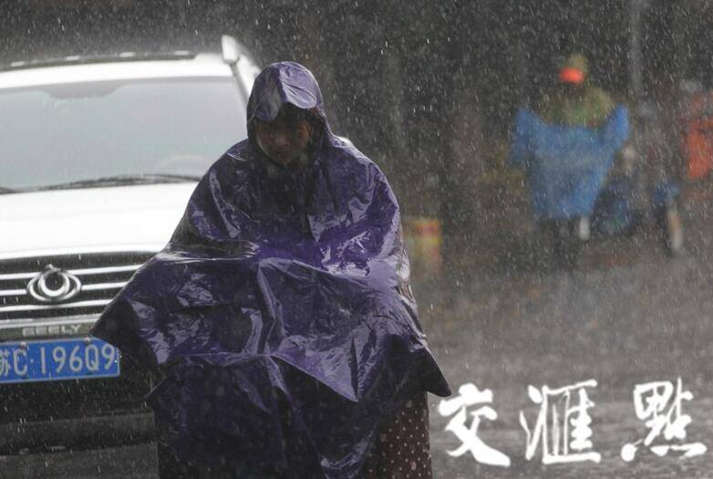 南京暴雨倾盆 行人车辆雨中艰难前行（组图）_手机凤凰网