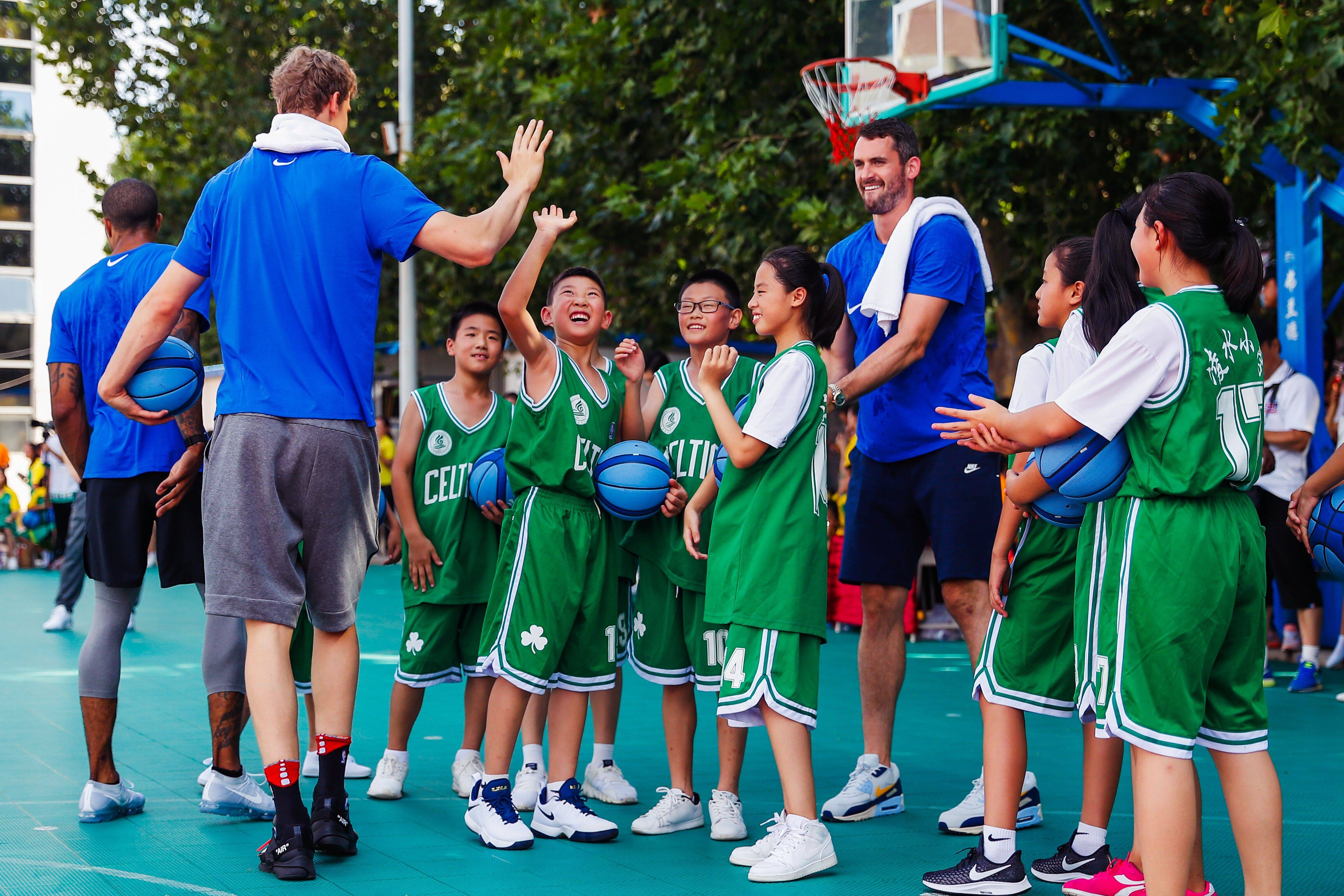 姚明携中美球星进校园做公益传播篮球快乐