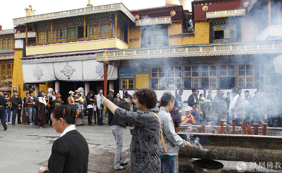 朝拜这座寺院 白酒必不可少