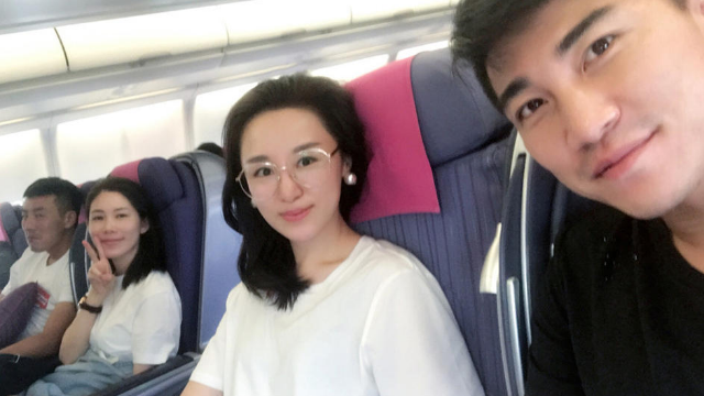 申花两悍将携妻度假 孙世林秀六块腹肌