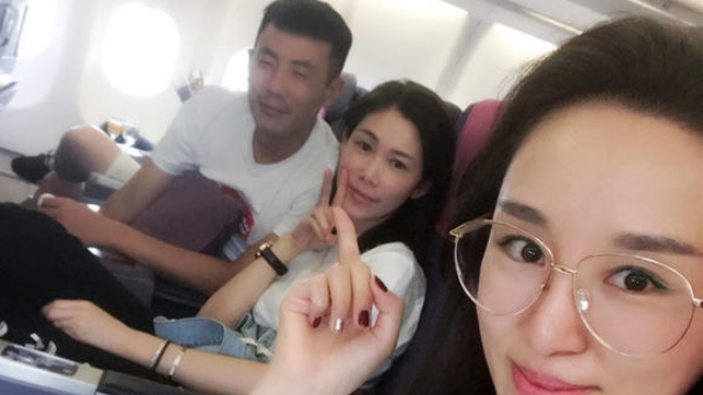 申花两悍将携妻度假 孙世林秀六块腹肌