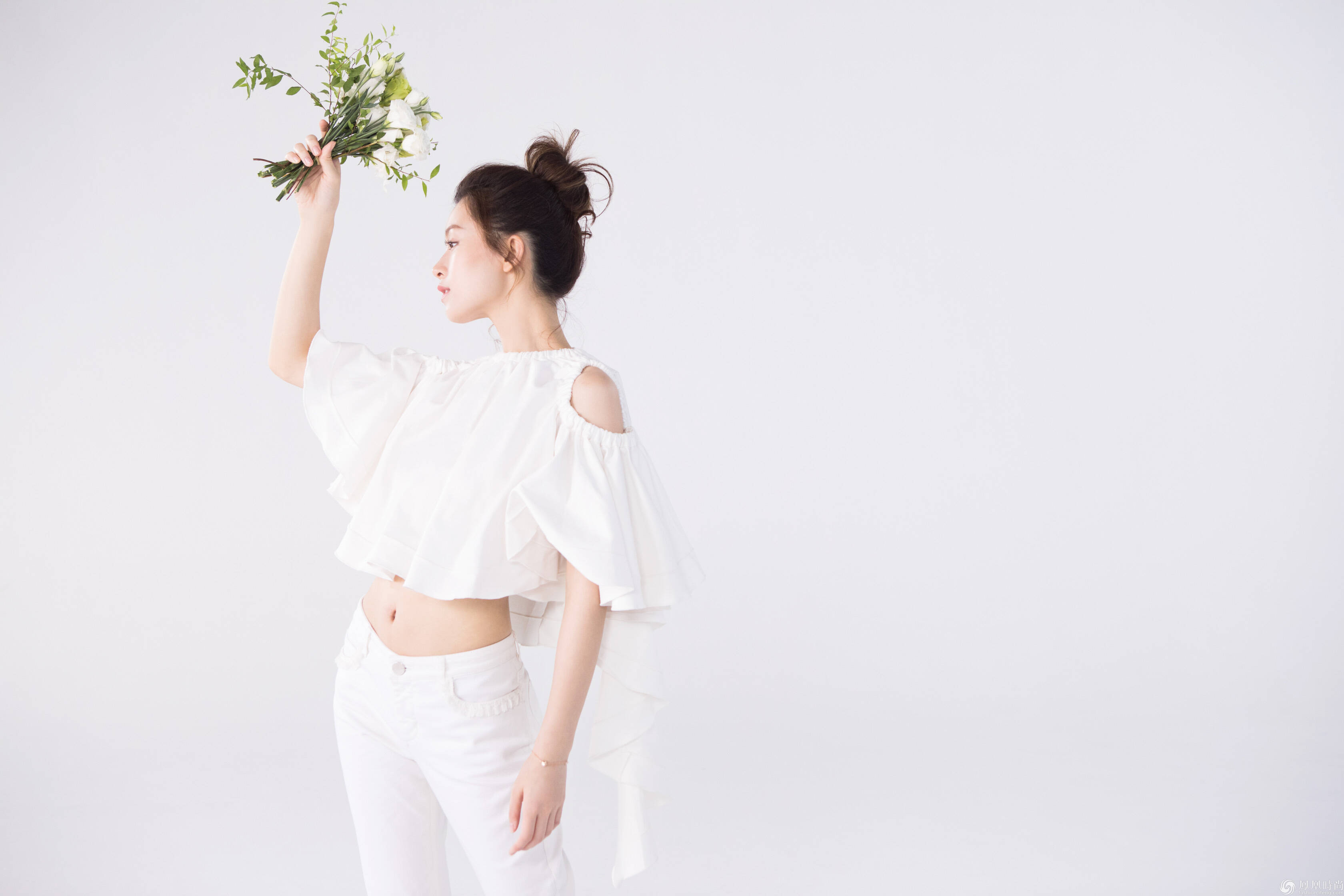 文咏珊演绎纯白诱惑 温婉优雅似水仙