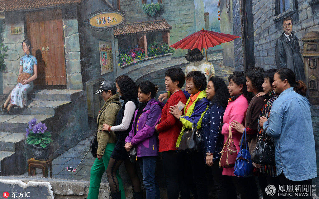 沈阳一楼房现3d民国画墙 路人围观拍照