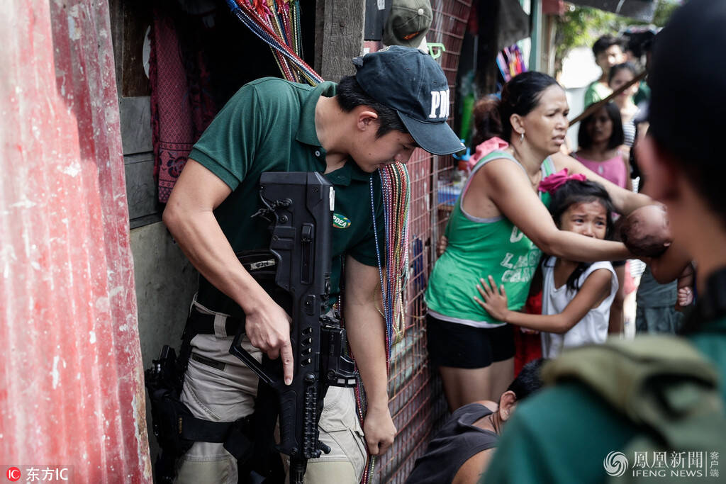 菲律宾警察持枪在居民区搜查毒贩