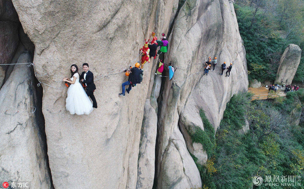 1/6 2017年11月11日,河南省驻马店市,一对情侣在嵖岈山风景区悬崖峭壁