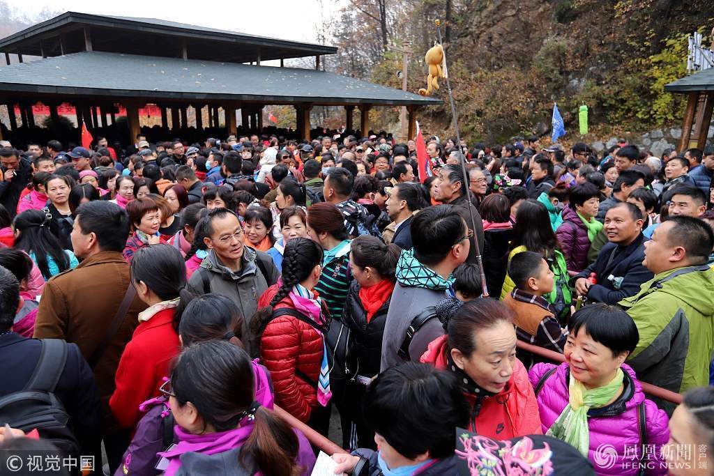 等待登上老君山的人群