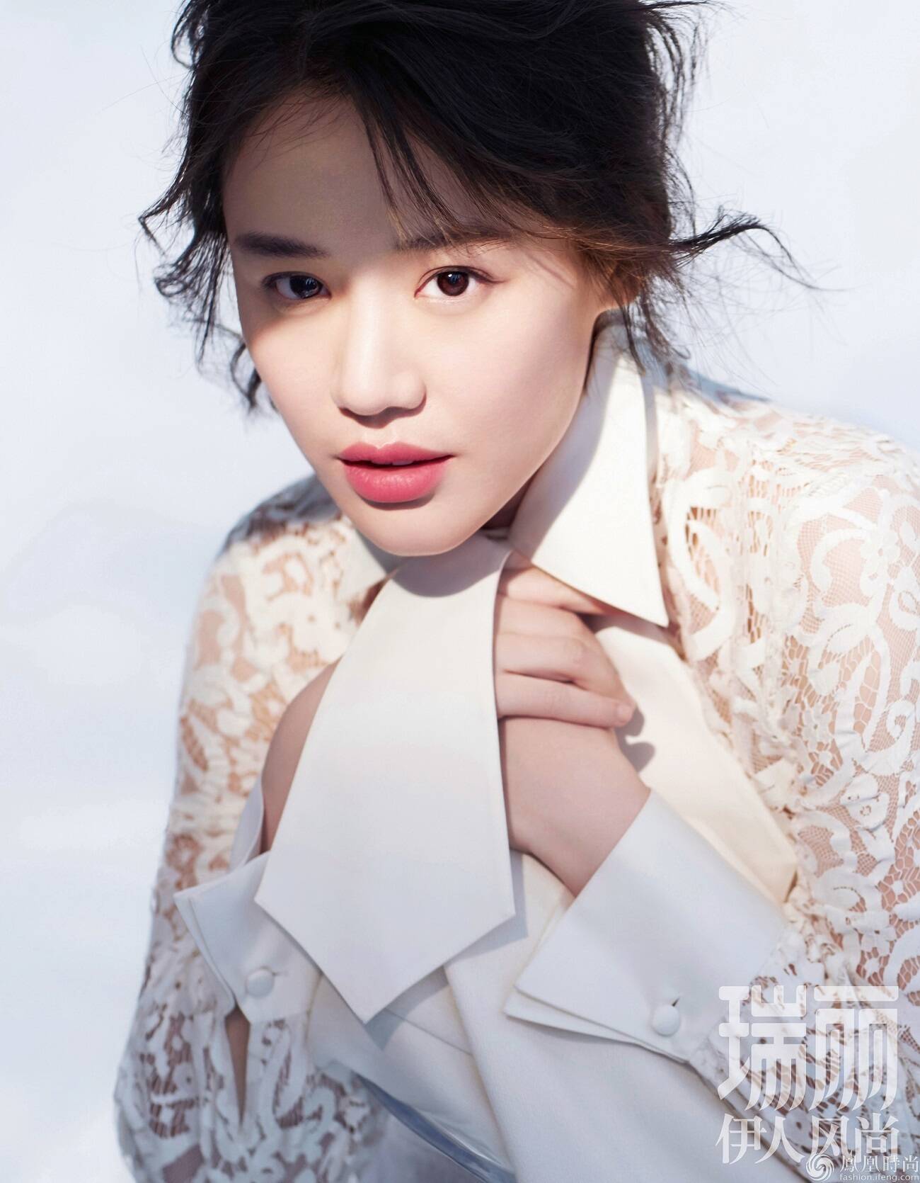 马思纯最新封面曝光 精致淡雅展独特魅力