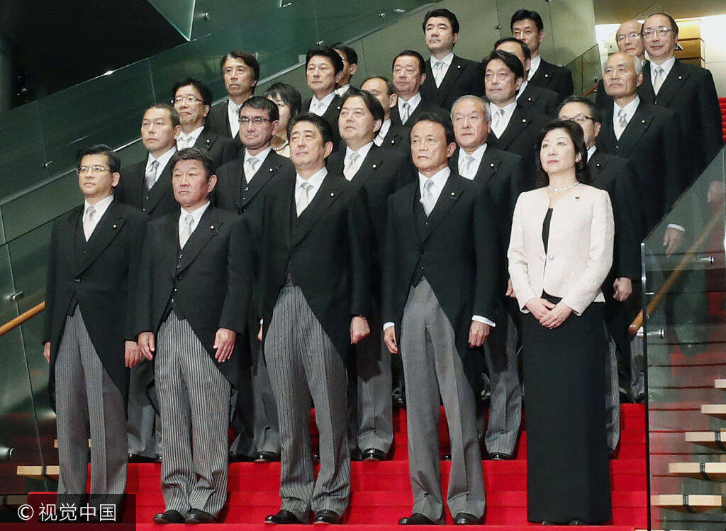 第四届安倍政府内阁成员集体亮相
