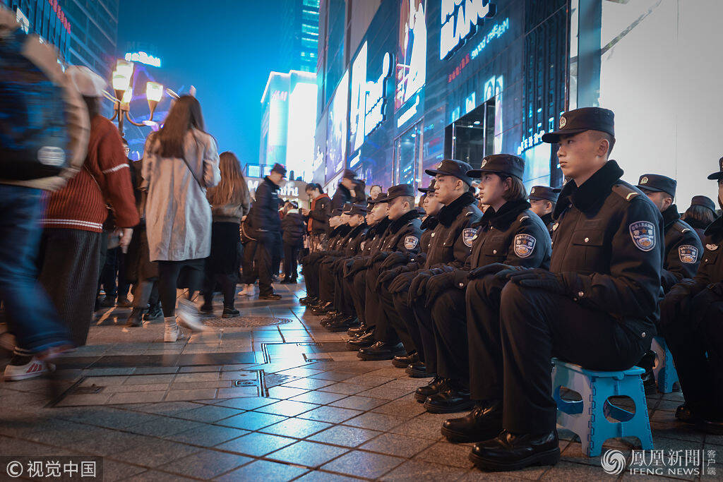 重庆解放碑数万人跨年夜 上千警察站岗