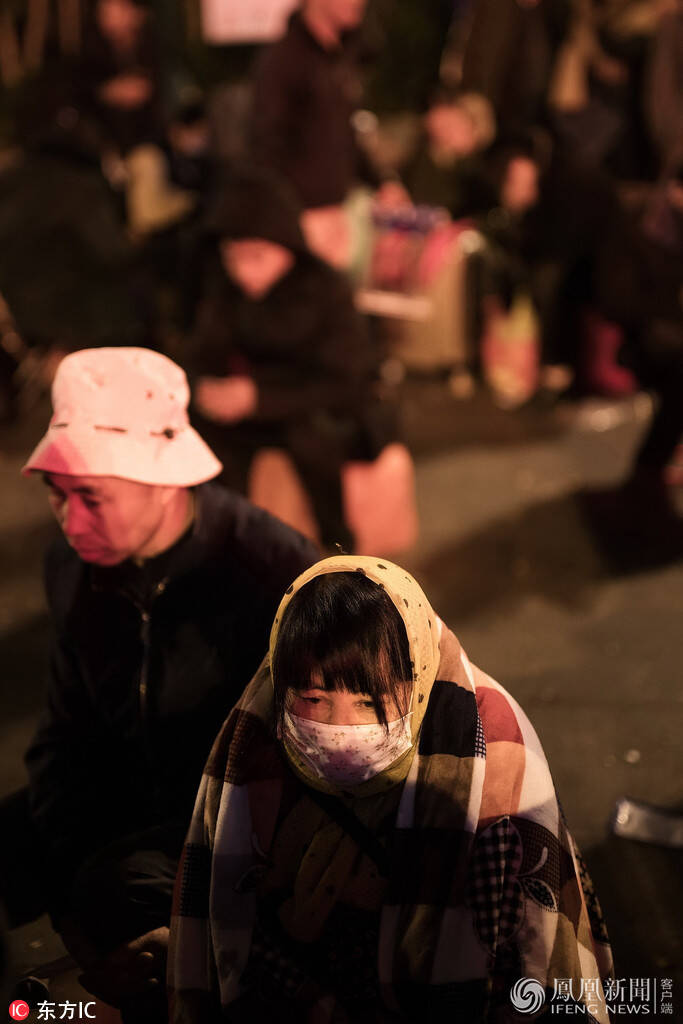 广州火车站凌晨等待回家的人