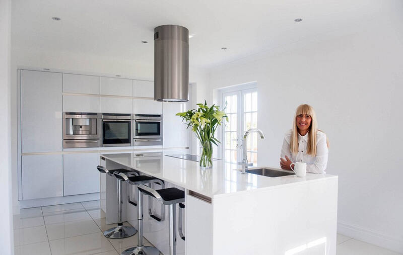 另类"白宫":英女子家内外均为纯白色