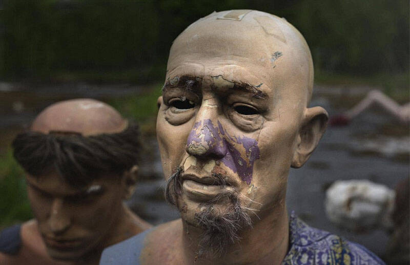 "残肢"四散 英繁华公园成仿真模特墓地