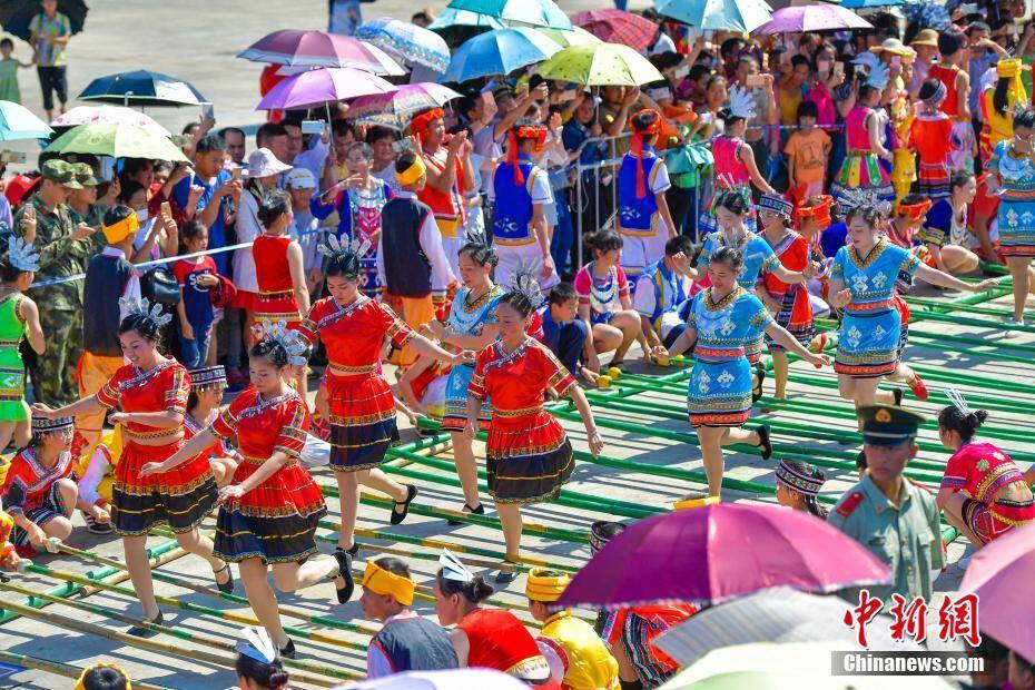 海南黎苗同胞千人齐跳竹竿舞 欢庆“三月三”_手机凤凰网