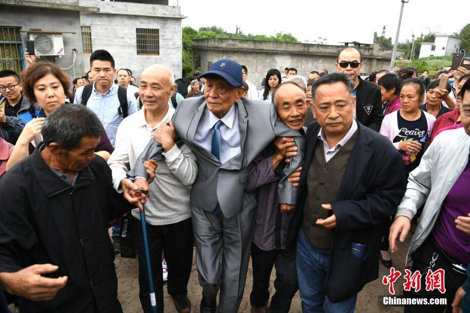 97岁台湾抗战老兵首次返家探亲 在父母坟头泣不成声