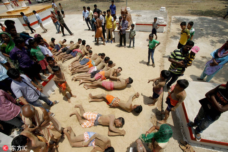 印度村民庆新年 男子赤裸上身打滚