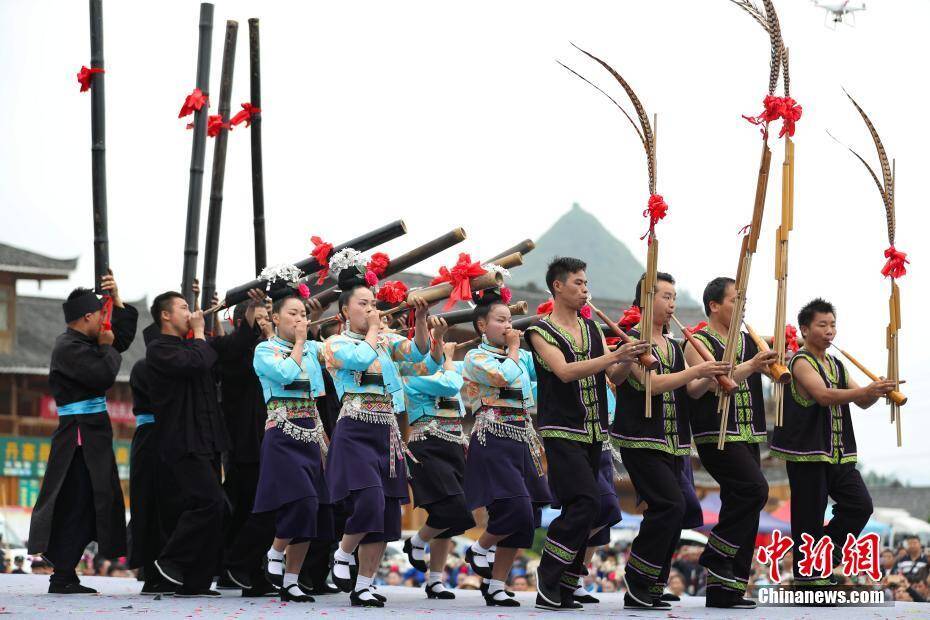 1/11 6月3日,苗族妇女在进行国家级非遗芒筒芦笙祭祀乐舞比赛.