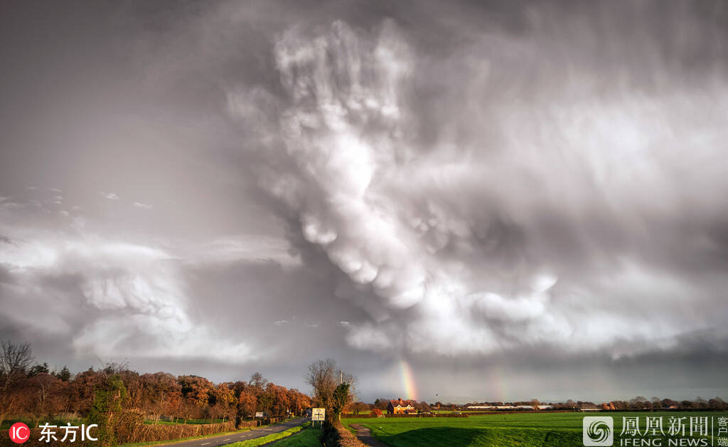 但直到最近整理照片时,他才惊讶地发现其中几张呈现出惊人的"人脸云"