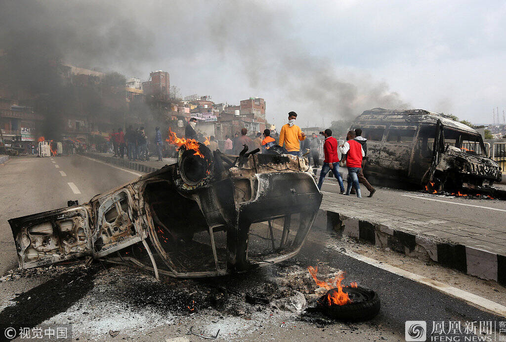 印度多地,民众示威抗议中央后备警察部队大巴遇袭事件
