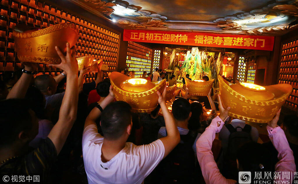 各地接财神 一寺庙当日收入上千万