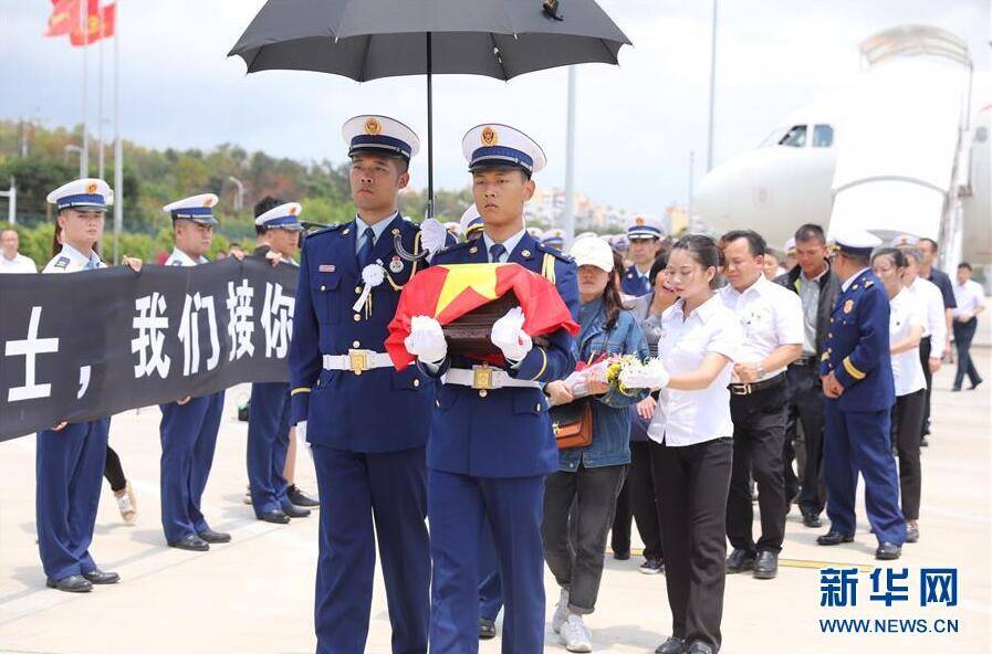 图为4月5日,来自南充高坪区的29岁烈士蒋飞飞家人带着他的骨灰返回