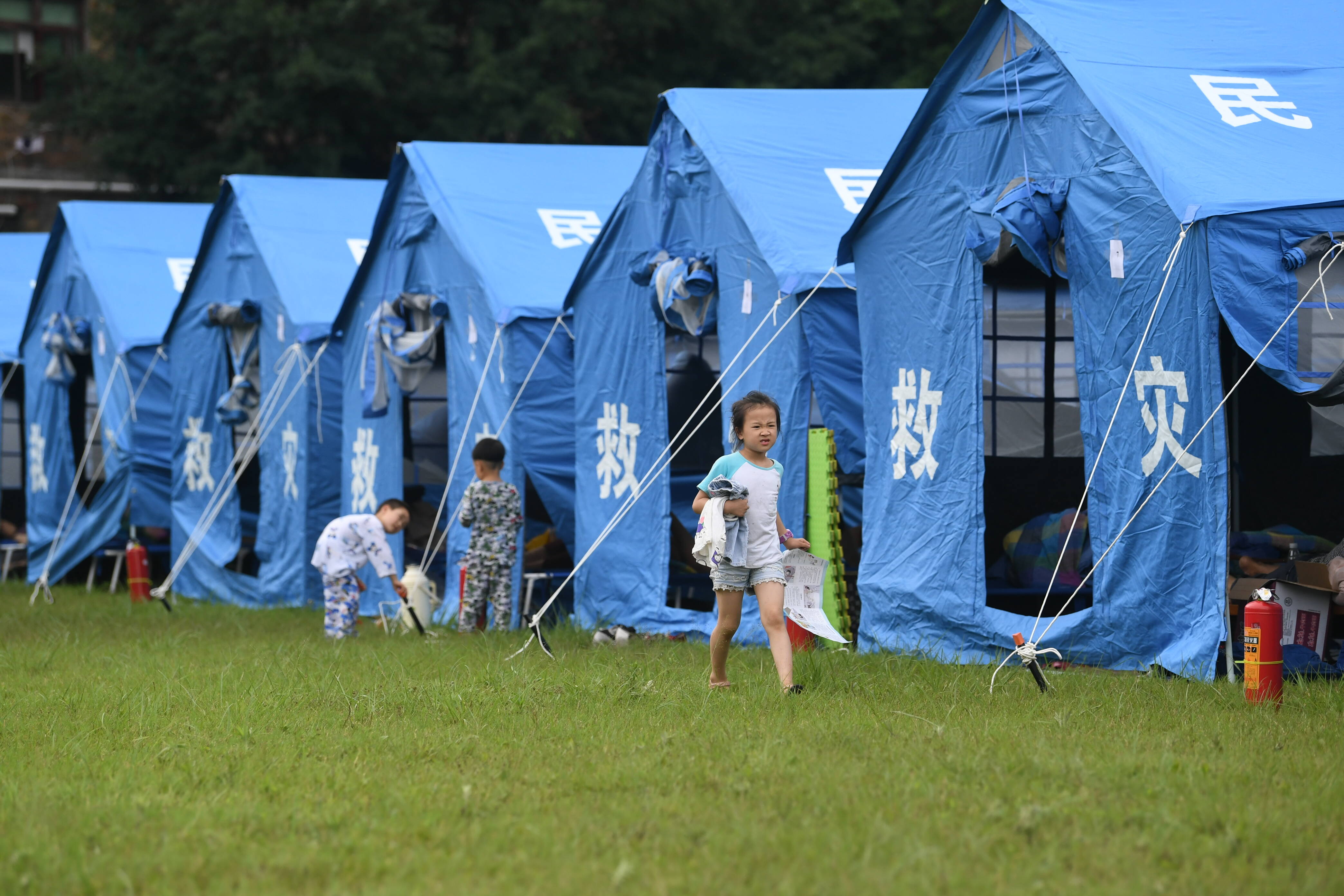 0级地震震中双河镇,双河镇中心卫生院,双河中学运动场都搭起了蓝色的