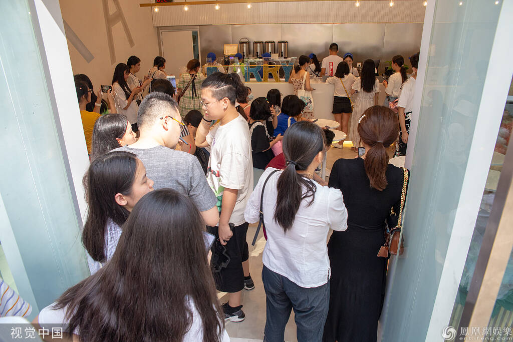 王俊凯父母奶茶店开业 迷妹顶烈日排队占据整条街
